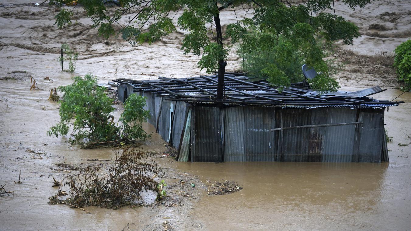 <p>Ein Blechschuppen steht am Rande des Bagmati-Flusses teilweise unter Wasser, nachdem es in Kathmandu stark geregnet hat.</p>