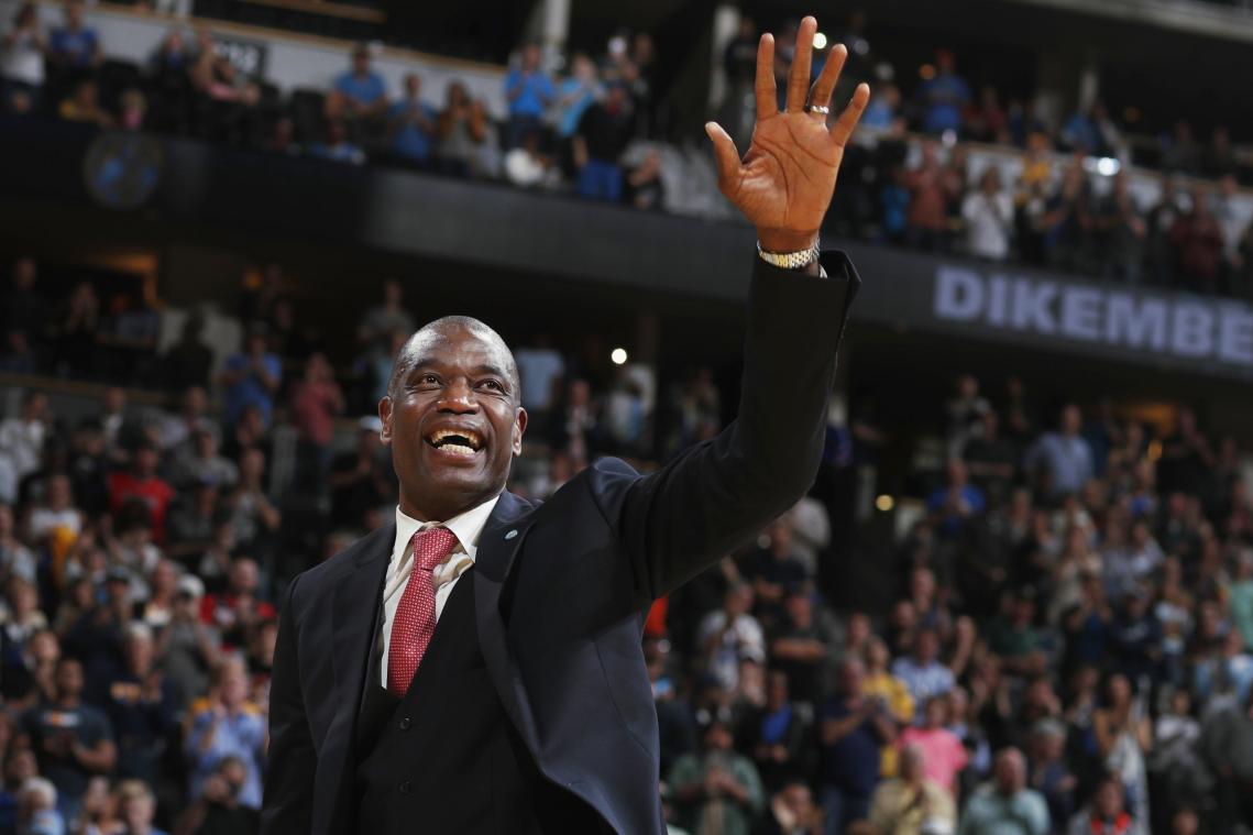 <p>Der ehemalige Center der Denver Nuggets, Dikembe Mutombo, winkt während der Halbzeitpause des NBA-Basketballspiels der Nuggets gegen die Portland Trail Blazers.</p>