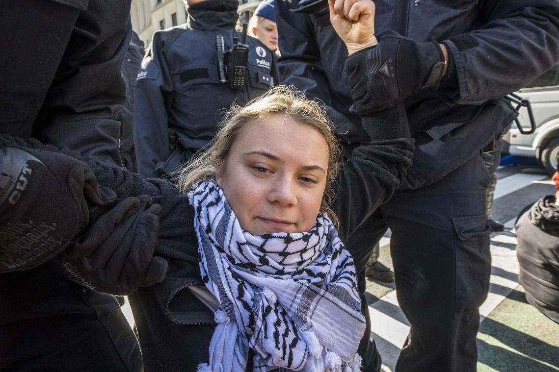<p>Die schwedische Aktivistin Greta Thunberg blockiert mit anderen Aktivisten eine Straße im Stadtzentrum.</p>