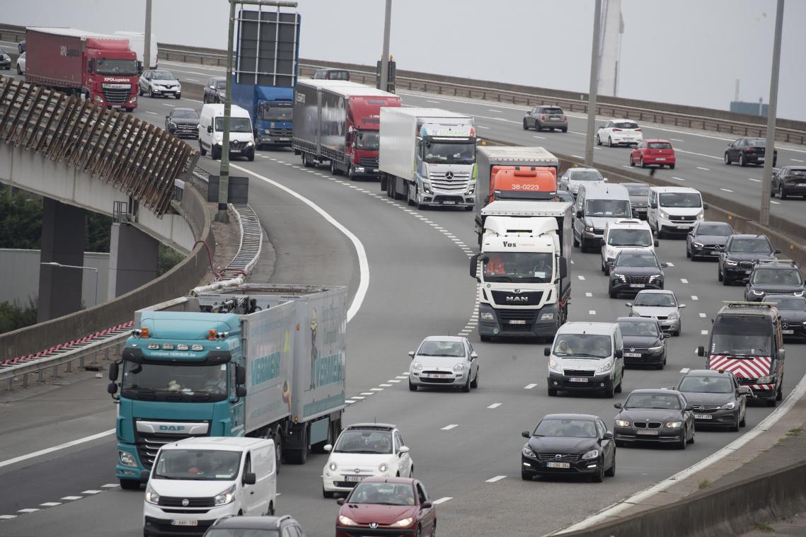 <p>Autos und Lkw fahren über das Viadukt vonVilvoorde.</p>