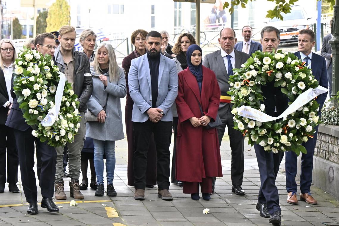 <p>Premierminister Alexander De Croo (rechts) und der schwedische Ministerpräsident Ulf Kristersson tragen Kränze an den Anschlagsort. Begleitet wurden sie von dem Brüsseler Taxifahrer und dessen Gattin sowie Angehörigen der Todesopfer.</p>