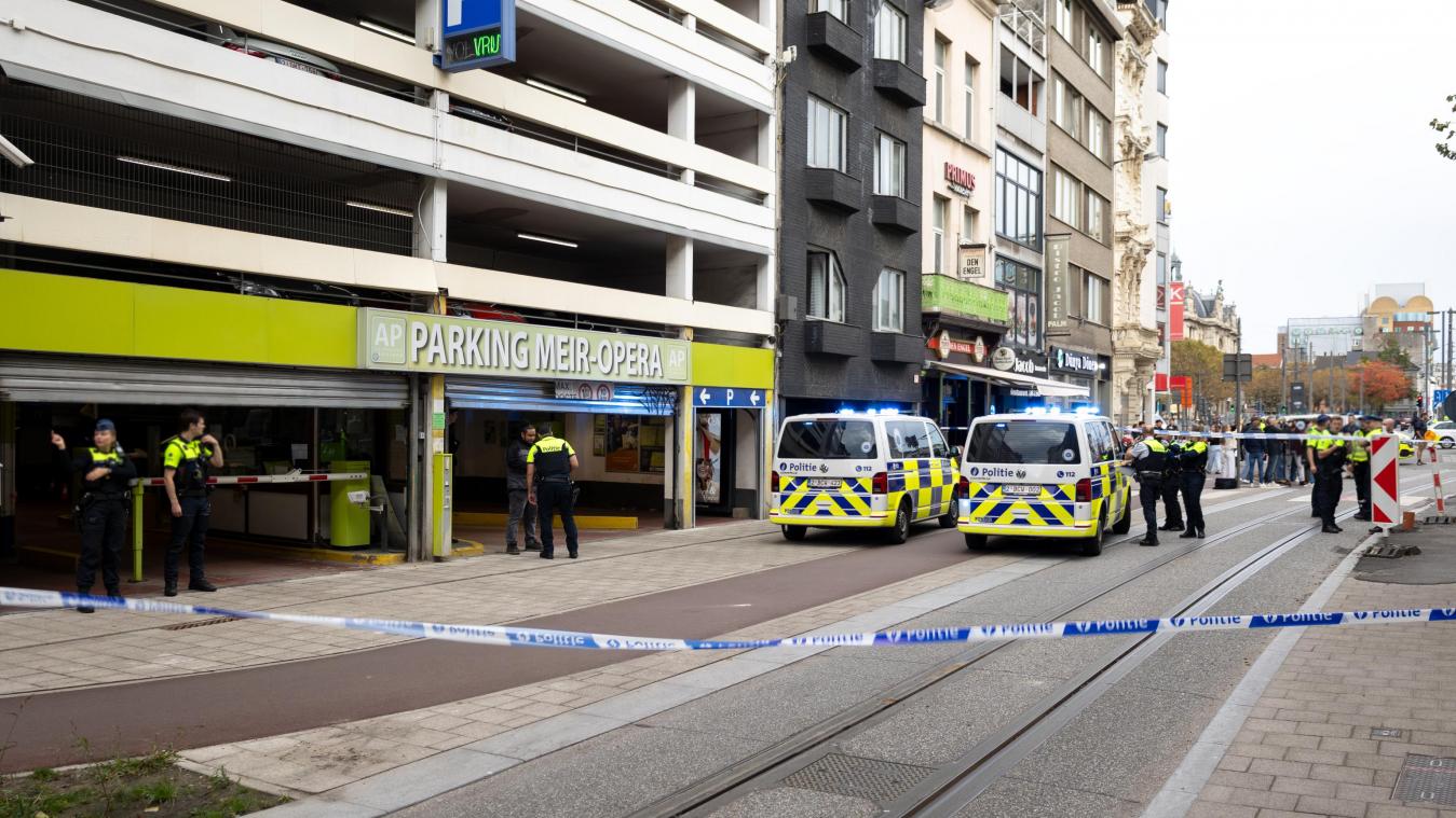 <p>Die Polizeikräfte richteten am Mittwoch einen Sicherheitsperimeter um den Schauplatz der Schießereiein.</p>