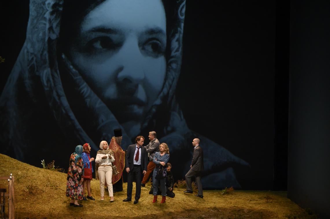 <p>Aurore Fattiers inszenierung lebt vom intensiven Kammerspiel, verstärkt durch Projektionen auf der rückwändigen Leinwand.</p>