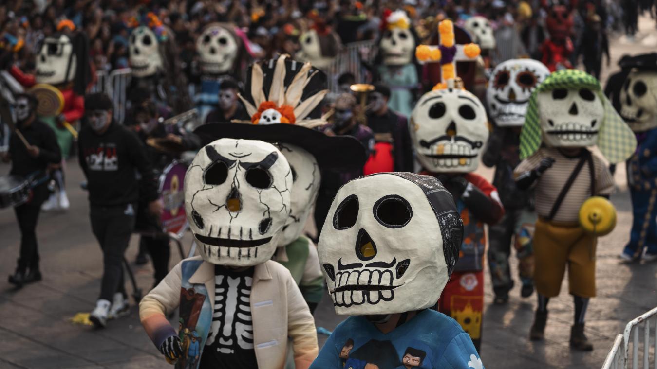 <p>Menschen in Kostümen aus der mexikanischen Kultur nehmen an der Parade zum Tag der Toten teil.</p>