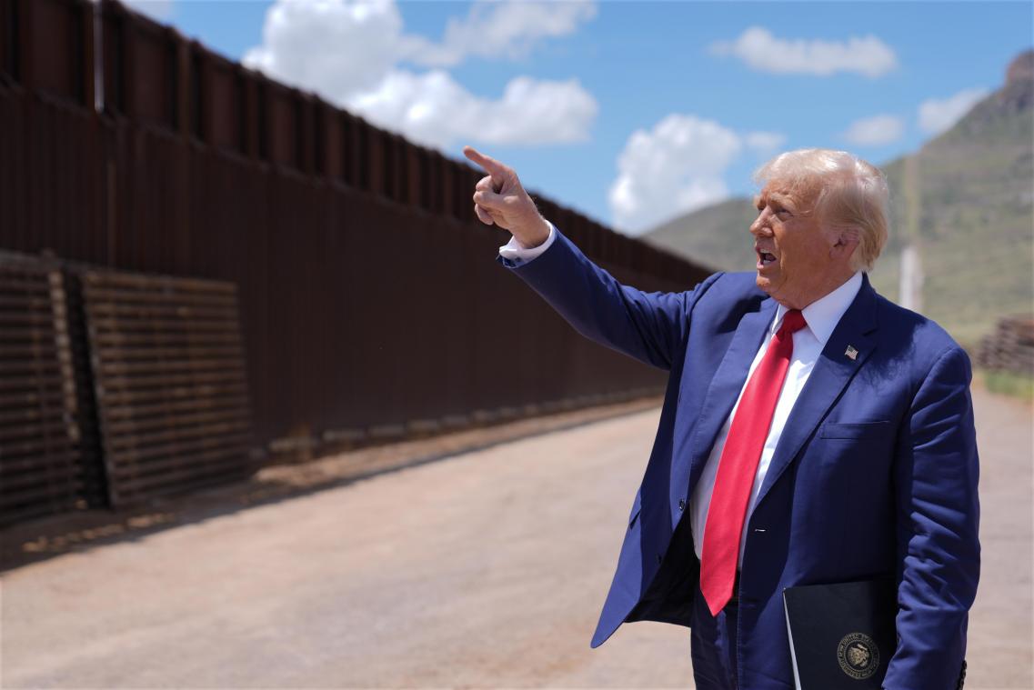 <p>Donald Trump spricht an der südlichen Grenze zu Mexiko.</p>