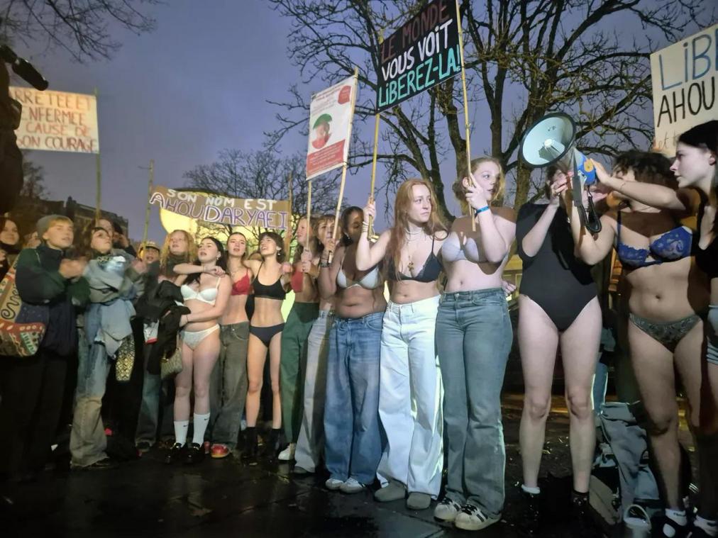 <p>Etwa 40 junge Frauen mobilisierten sich am Dienstag vor der iranischen Botschaft in Brüssel, um ihre Solidarität mit der Studentin Ahou Daryaei zu bekunden.</p>