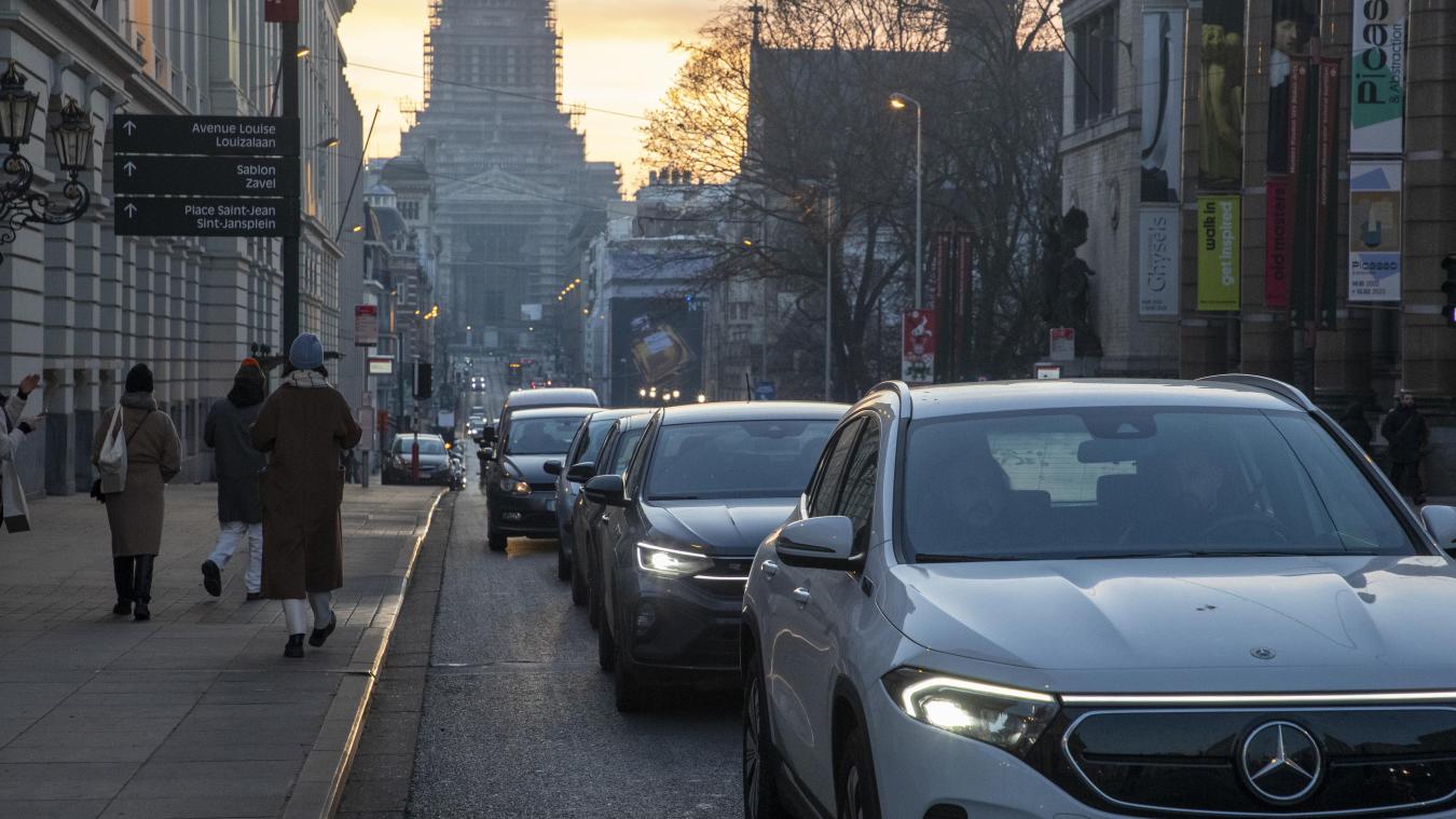 <p>Autos fahren durch das Stadtzentrum von Brüssel</p>