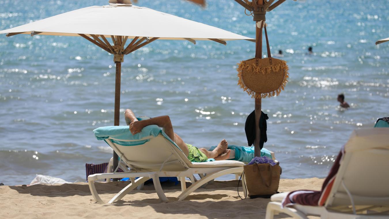 <p>Menschen sonnen sich am Strand von Arenal und baden im Meer.</p>