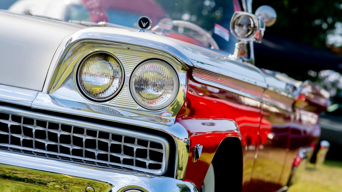 <p>Ein US-amerikanischer Oldtimer der Marke Ford stehtauf einer Wiese.</p>