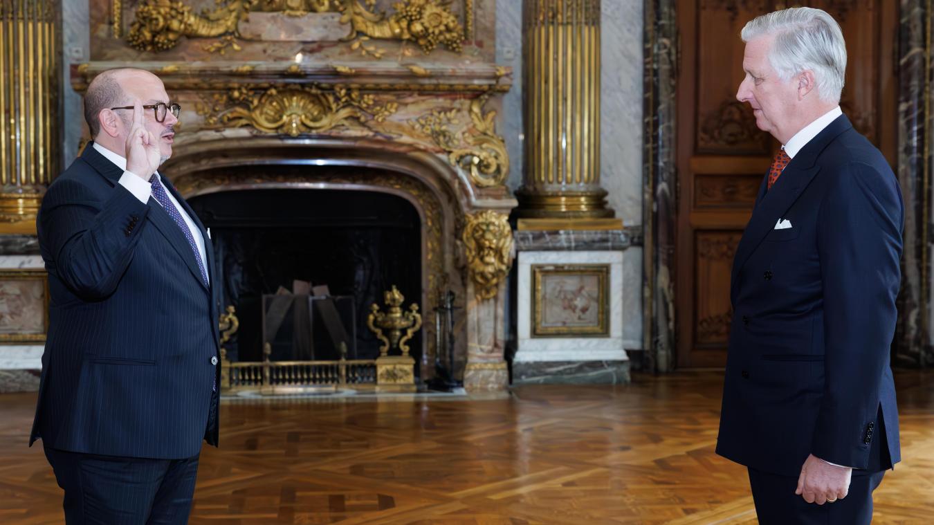 <p>Berard Quinin (l.) wird von König Philippe vereidigt.</p>