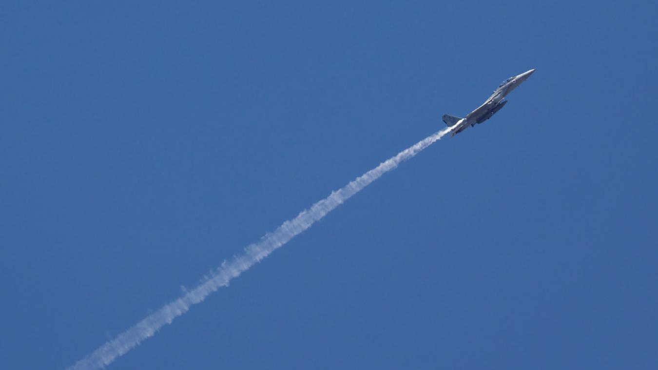 <p>Ein israelischer Kampfjet von einem Luftwaffenstützpunkt in Zentralisrael aus gesehen</p>