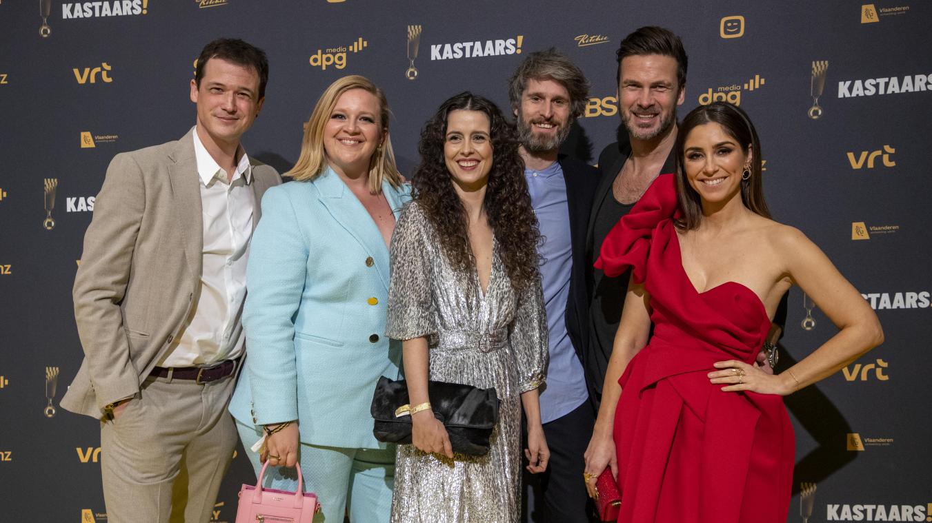 <p>Die Darsteller von „Dertigers“, Kristof Goffin, Evelien Van Hamme, Idalie Samad, Yannick De Coster, Tom Dingenen und Kim Van Oncen, auf dem „goldenen“ Teppich vor der ersten Verleihung der flämischen Medienpreise „Kastaars“ in Puurs Ende Januar 2023.</p>