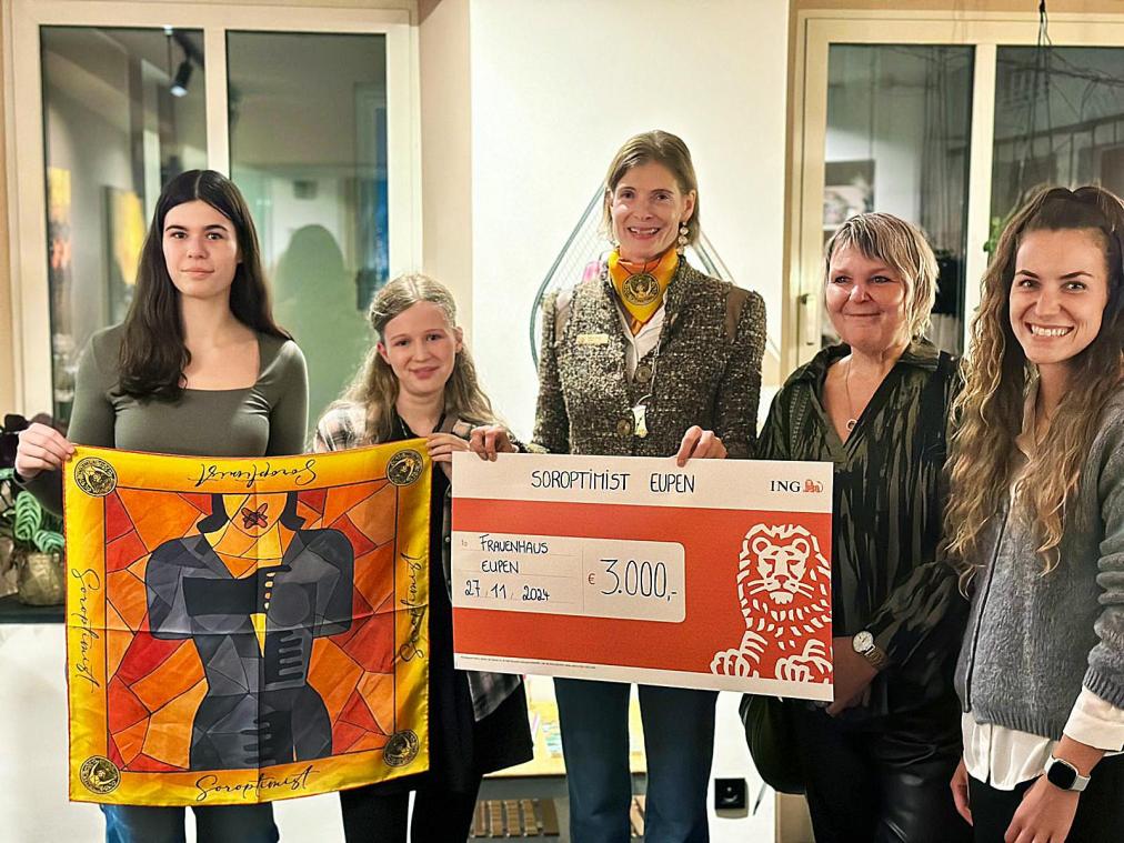 <p>Die limitierte Erstauflage des Seidentuchs ist ausverkauft und brachte einen Erlös in Höhe von 3.000 Euro. Dieser wurde an das Frauenhaus gespendet.</p>