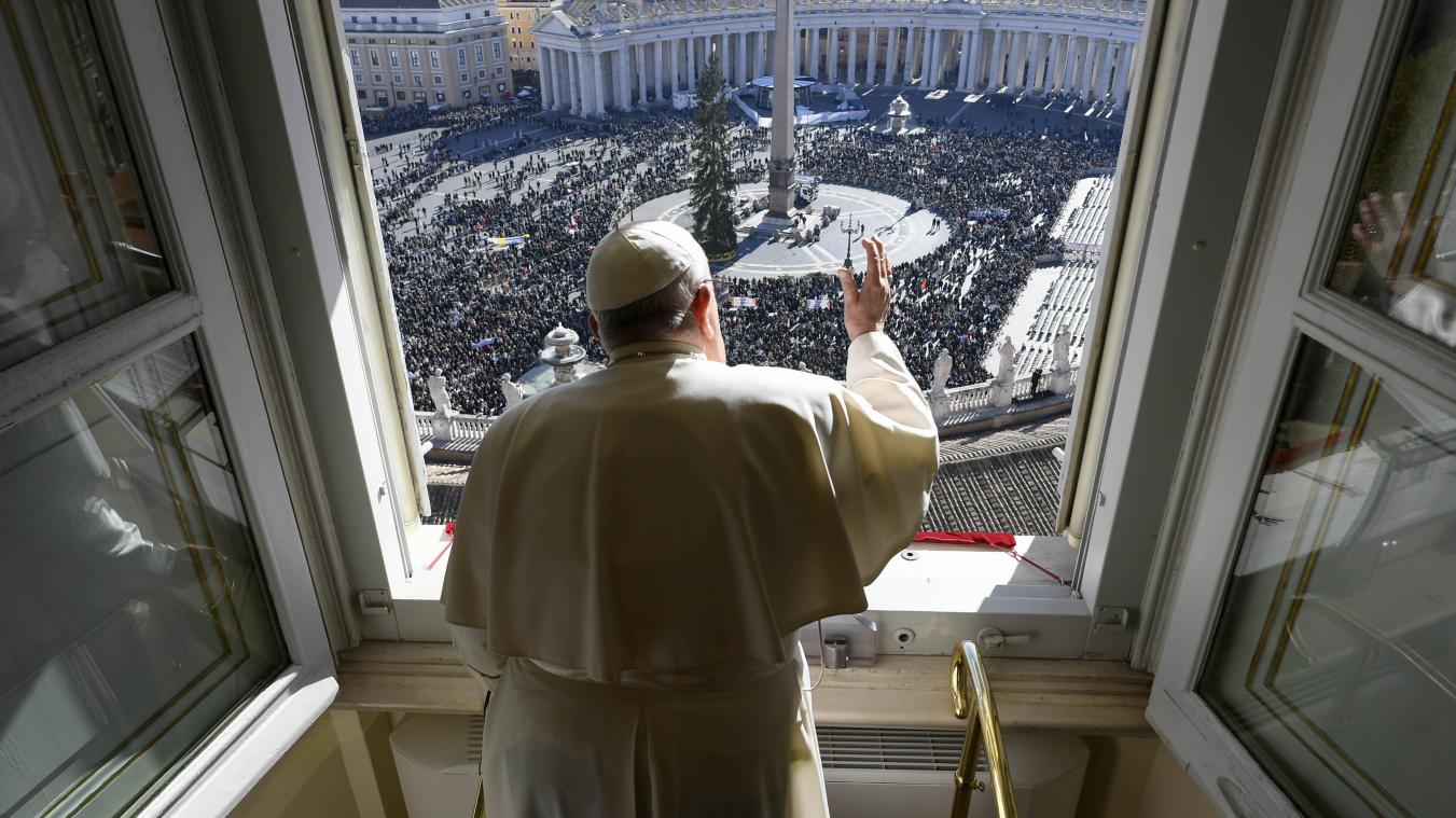 <p>Papst Franziskus erteilt den Gläubigen während des Angelusgebets auf dem Petersplatz im Vatikan seinen Segen.</p>