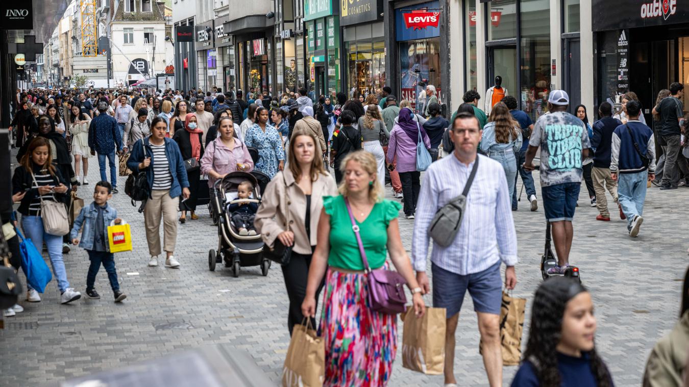 <p>Hier tummeln sich täglich Tausende Belgier: Die Rue Neuve ist eine Fußgängerzone und Einkaufsstraße in Brüssel zwischen dem Place Rogier und dem Place de la Monnaie.</p>