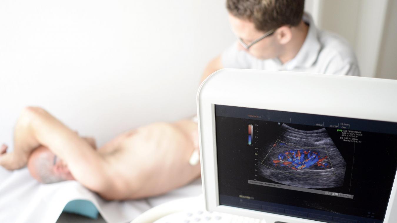 <p>Ein Mediziner untersucht die Niere eines Patienten mit einem Ultraschallgerät.</p>