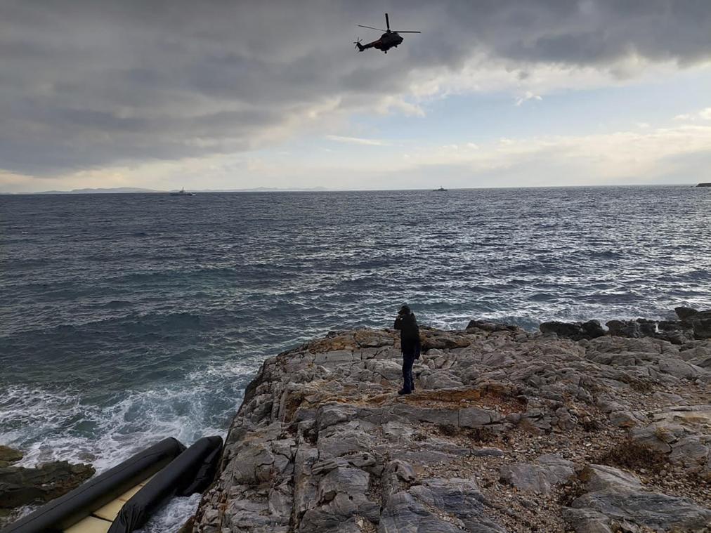 <p>Auf diesem von der griechischen Küstenwache zur Verfügung gestellten Foto fliegt ein Hubschrauber über die Ägäis in der Nähe der Insel Lesbos. Bei dem Untergang eines Bootes mit Migranten an Bord sind vor der griechischen Insel Lesbos mindestens drei Menschen ums Leben gekommen.</p>