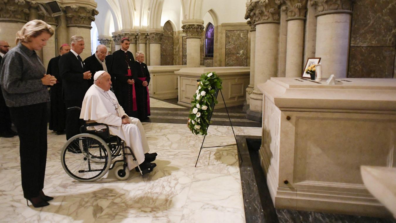 <p>Während seines Belgien-Besuchs würdigte Papst Franziskus den verstorbenen Monarchen und besuchte dessen Grab.</p>