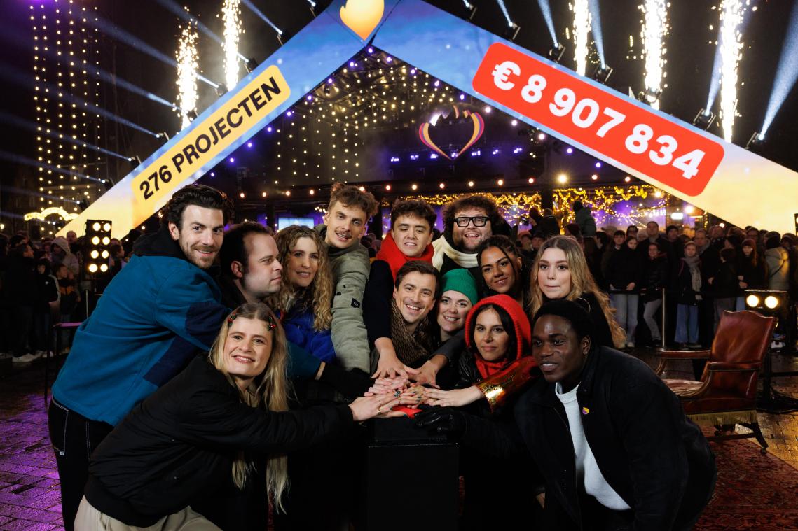 <p>Joris Brys, Sander Gillis, Eva De Roo, Maureen Vanherberghen, Thomas De Smet, Niels Destadsbader, Manu Van Acker, Fien Germijns, Dries Lenaerts, Kawtar Ehlalouch,Dara Oguntubi, Zita Wauters und Francisco Schuster bei der Abschlussveranstaltungvon „De Warmste Week 2024 in Brügge</p>