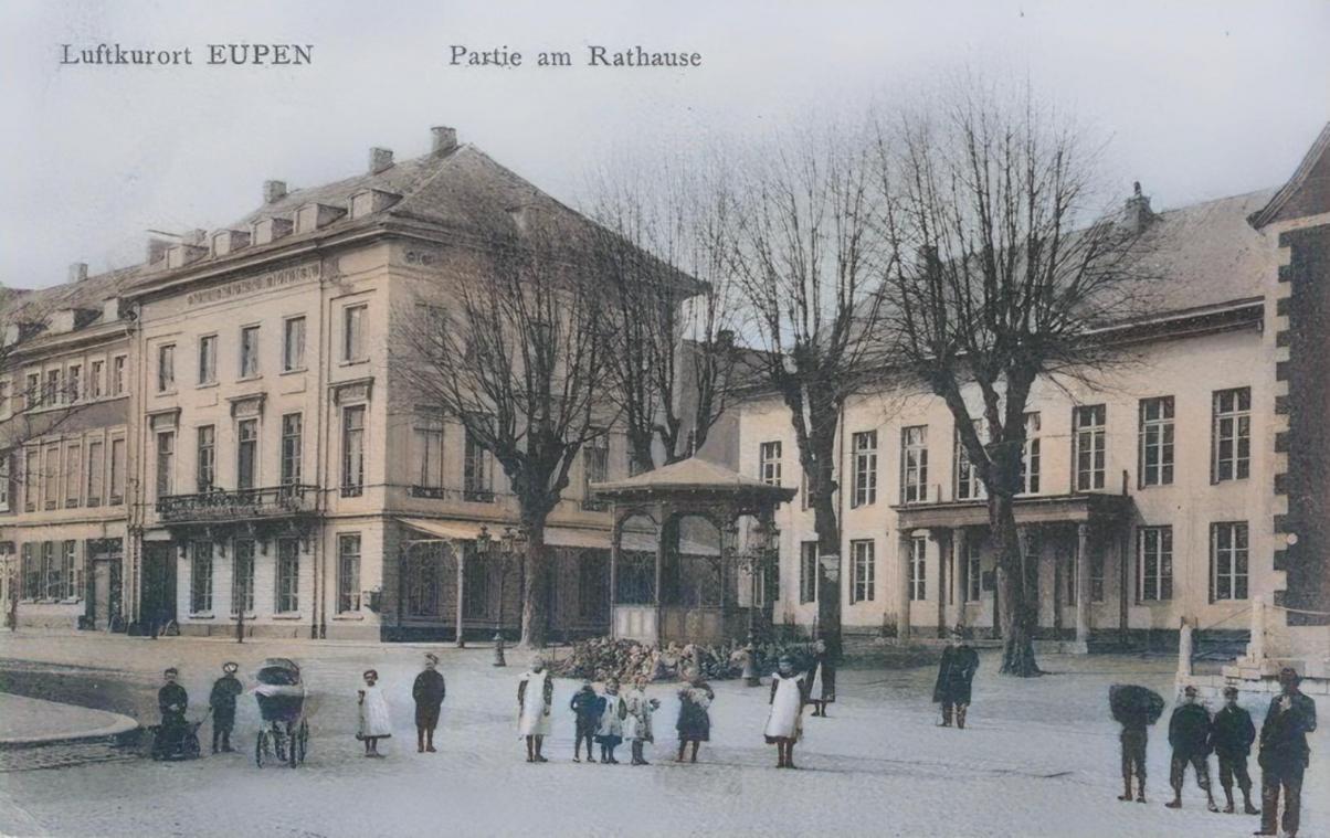 <p>Der alte Rathausplatz in der Oberstadt wurde mit einem Pavillon geschmückt.</p>