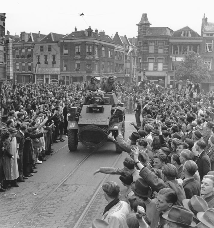 <p>Menschen stehen am 7. Mai 1945 in Utrecht am Straßenrand, um die befreienden alliierten Truppen in ihrer Heimatstadt willkommen zu heißen. In den Niederlanden sind ab sofort die Namen der rund 425.000 mutmaßlichen Kollaborateure mit den deutschen Besatzern im Zweiten Weltkrieg online einsehbar.</p>
