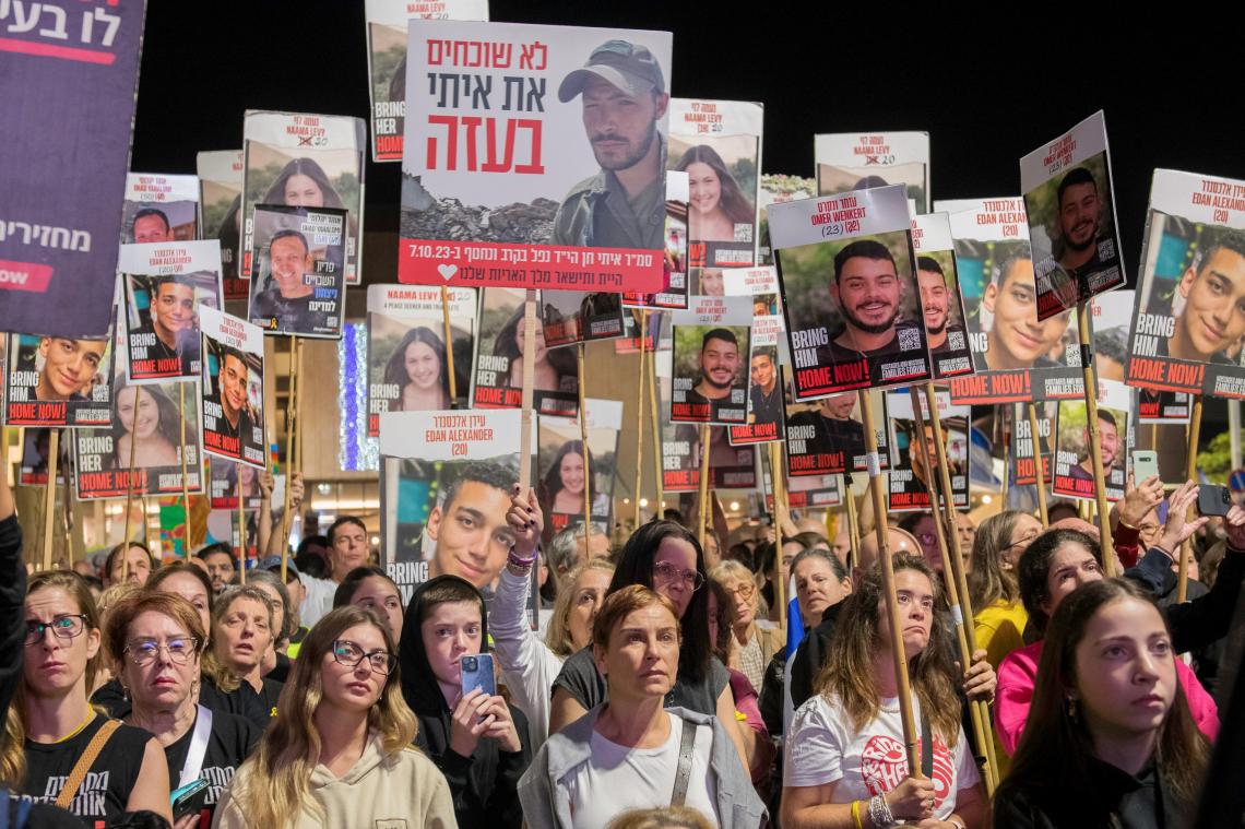<p>Menschen versammeln sich, um die Freilassung von Geiseln zu fordern, die im Gazastreifen von der Hamas festgehalten werden.</p>