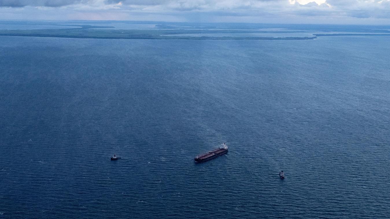 <p>Blick auf den manövrierunfähigen Öltanker «Eventin» (M) vor der Küste der Insel Rügen.</p>