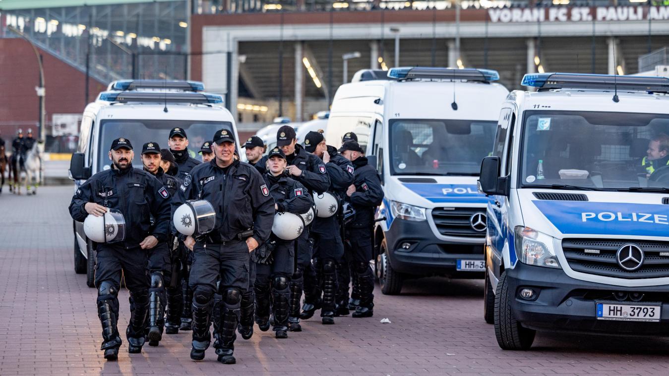 <p>Einsatzkräfte der Polizei sichern nach dem Abpfiff die Abreise der Fans vom Millerntor-Stadion.</p>