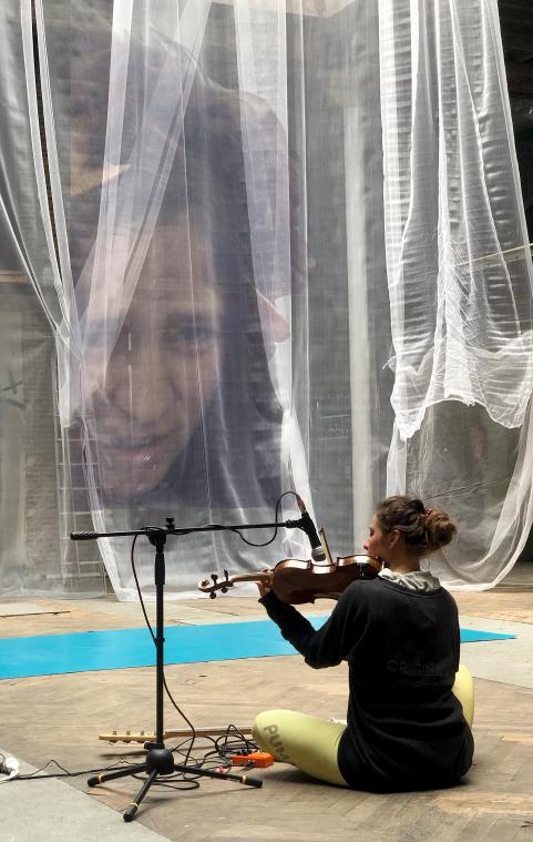 <p>Julia Liedel beschwört mit Obertonschwingungen der Geige und tiefem E-Bass einen Geist.</p>