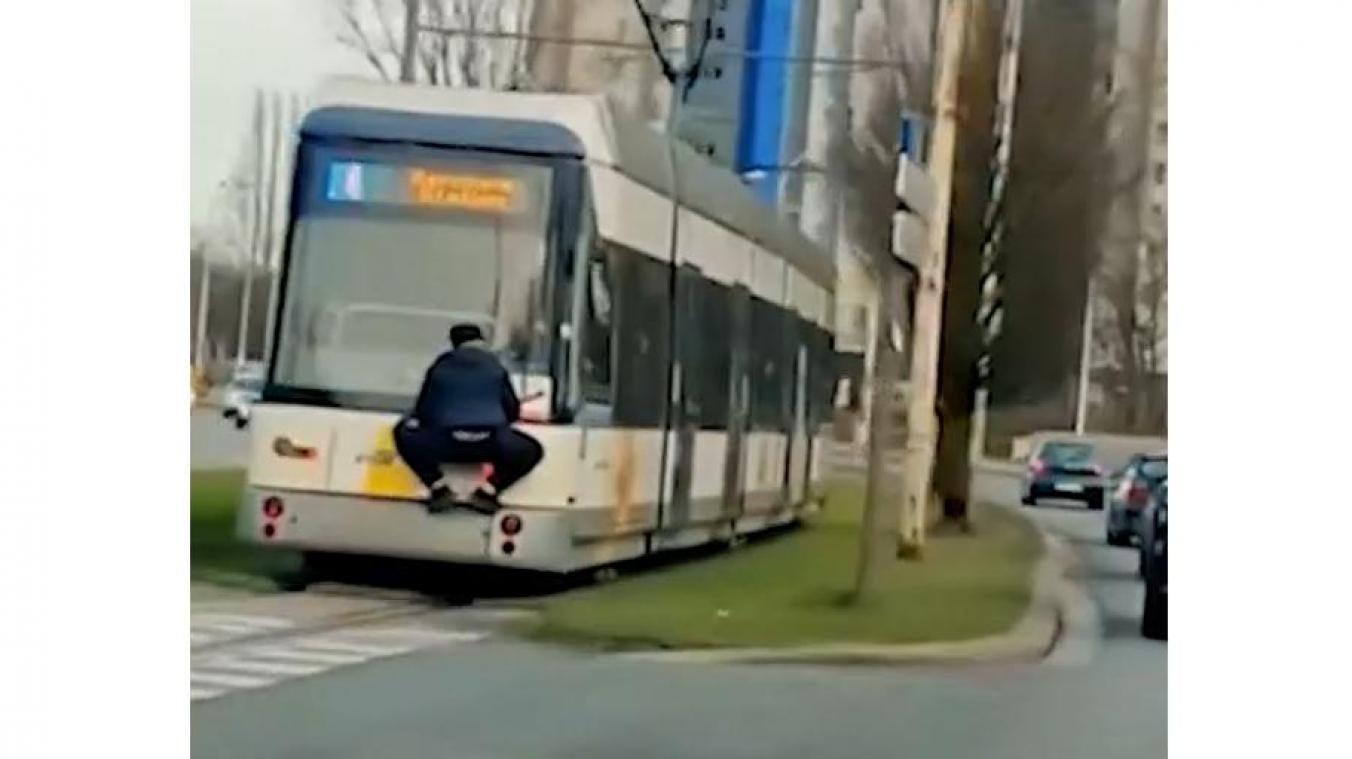 <p>Beim „Tramsurfen“ klammern sich Personen an das Heck eines fahrenden Trams, meist ohne dass der Fahrer etwas bemerkt.</p>
