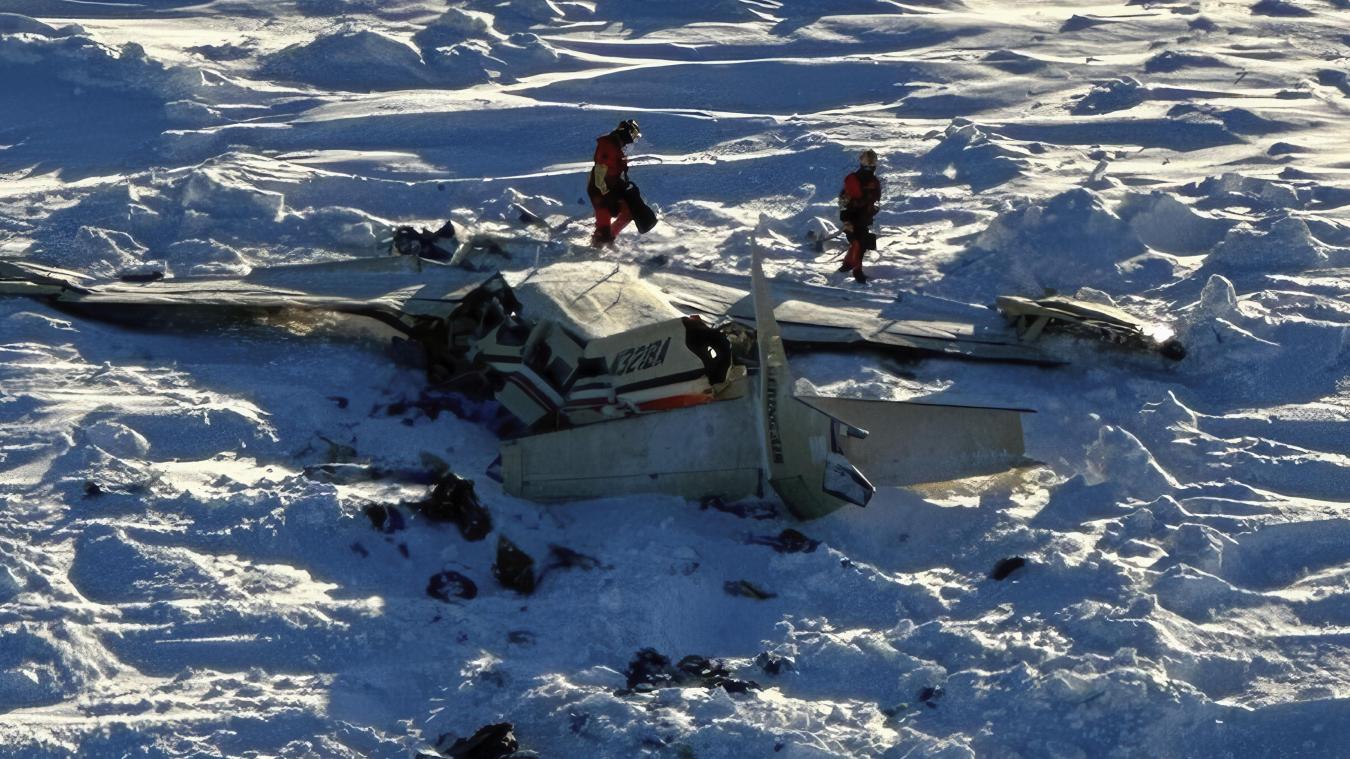 <p>Dieses von der US-Küstenwache zur Verfügung gestellte Foto zeigt ein kleines Flugzeug, das im Westen Alaskas auf einem Flug in Richtung der Drehkreuzgemeinde Nome abgestürzt ist.</p>