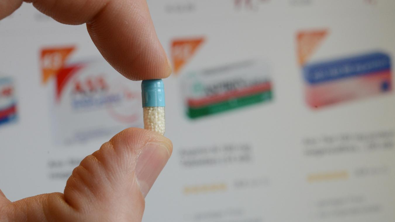 <p>Eine Arzneikapsel vor einem Bildschirm mit dem Angebot einer Online-Apotheke.</p>