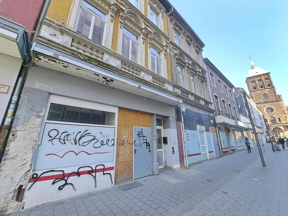 <p>Blick in die Adalbertstraße: Der einst lebendige Einkaufsboulevard im Herzen Aachens kämpft mit sichtbarem Leerstand – ein Spiegel des Strukturwandels im Einzelhandel.</p>