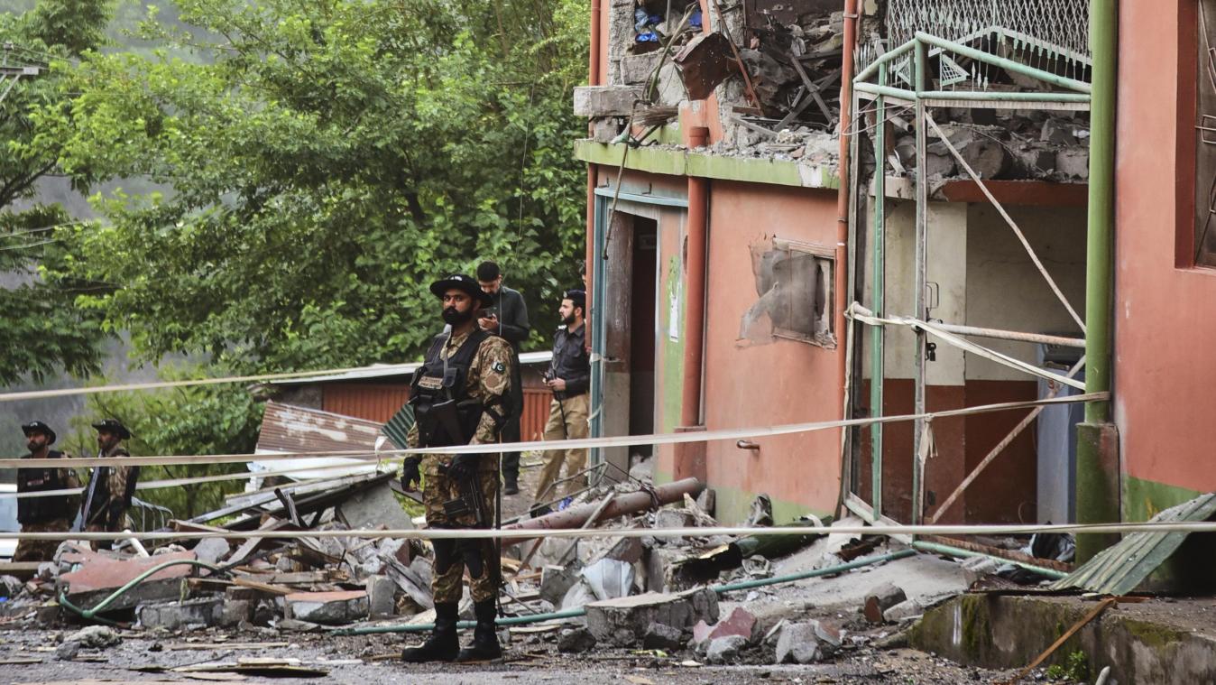 <p>oldaten der Armee stehen vor einer Moschee, die durch einen mutmaßlichen indischen Raketenangriff in der Nähe von Muzaffarabad, der Hauptstadt des von Pakistan kontrollierten Kaschmir, beschädigt wurde.</p>
