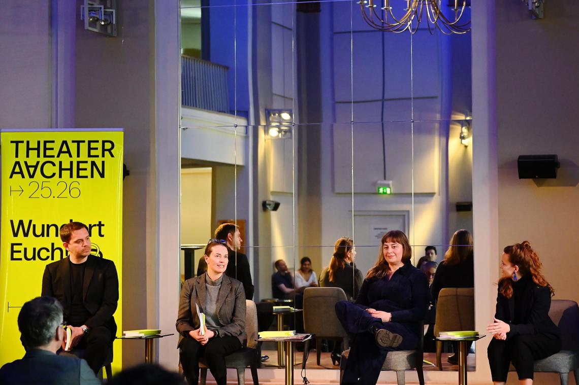 <p>Generalmusikdirektor Christopher Ward, Generalintendantin Elena Tzavara, Schauspielleiterin Kerstin Grübmeyer und Chefdramaturgin Musiktheater Isabelle Beckers (v.l.) stellten das Programm der neuen Spielzeit vor.</p>