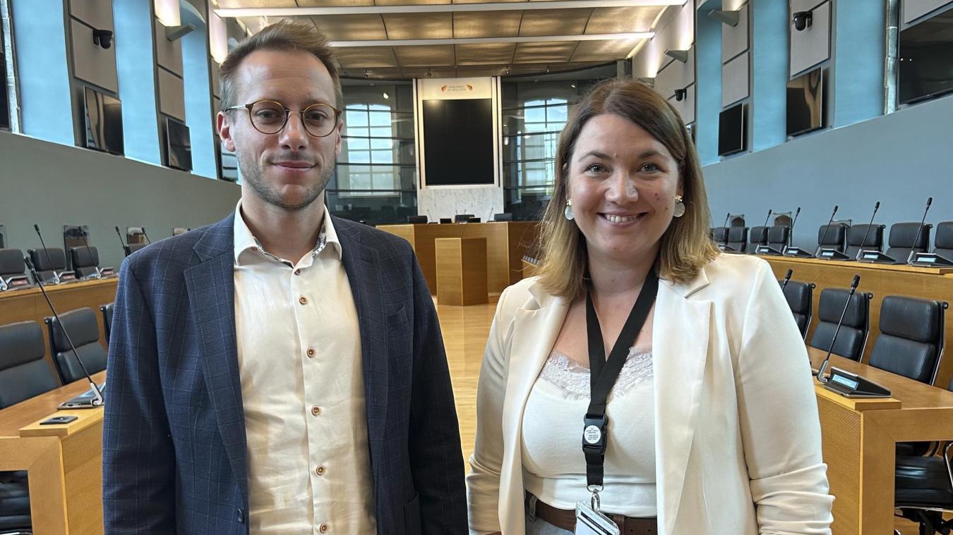 <p>Loïc Jacob und Steffi Pauels im wallonischen Parlament in Namur</p>