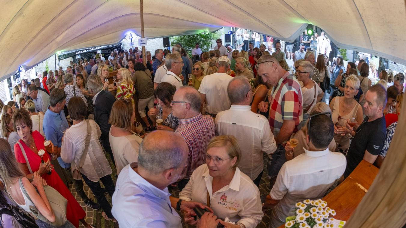 <p>Zahlreiche Besucher nutzten das hochsommerliche Wetter, um gemeinsam den Feierabend zu genießen, alte Bekannte zu treffen und den Alltag für ein paar Stunden hinter sich zu lassen.</p>