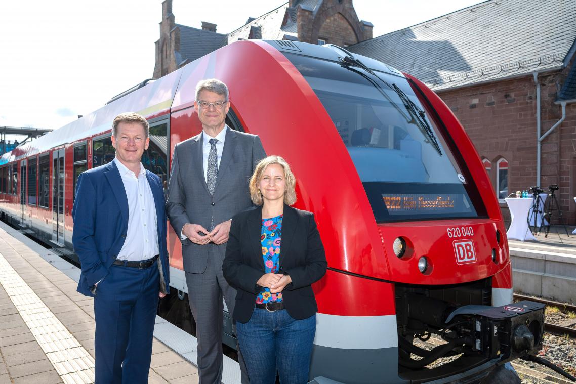 <p>Der Vorstandsvorsitzende der Deutschen Bahn, Richard Lutz (links), Bundesverkehrsminister Patrick Schnieder (CDU) und Katrin Eder (Bündnis 90/Die Grünen), Mobilitätsministerin von Rheinland-Pfalz, stehen bei einem Pressetermin der Deutschen Bahn (DB) zum Wiederaufbau der Eifelstrecke an einem Regionalzug. Erstmals seit der Flutkatastrophe in der Eifel 2021 können ab Mitte Juni 2025 wieder Züge durchgehend von Gerolstein nach Köln fahren.</p>
