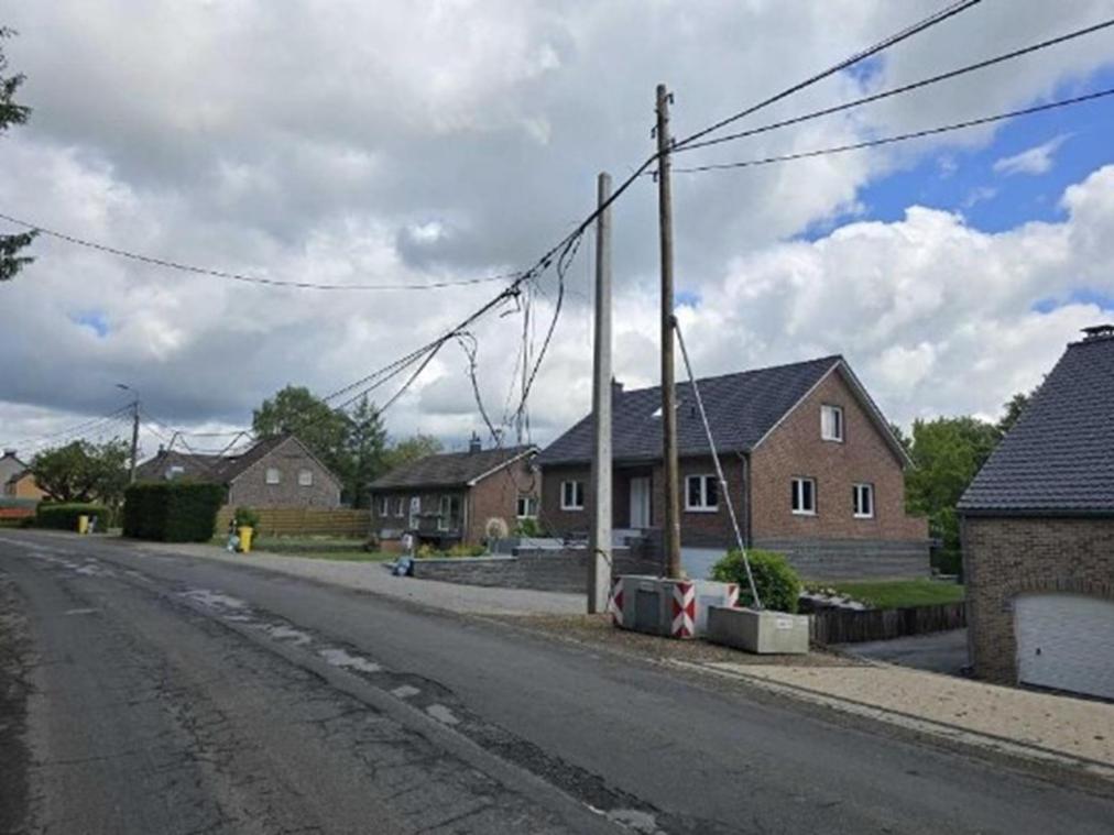 <p>Kabel baumeln von den Strommasten: Die jüngsten Arbeiten an der Montzener Straße in Lontzen verliefen wohl eher etwas chaotisch.</p>