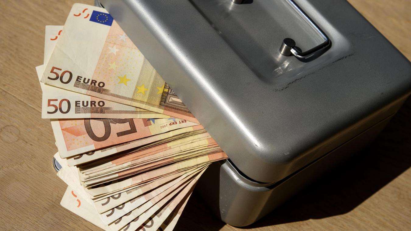 <p>Blick in eine geöffnete Kasse mit Geldscheinen: Hohe Ausgaben und wachsende Schulden stellen die DG vor finanzielle Herausforderungen.</p>