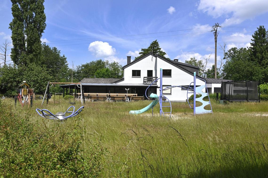 <p>Blick auf den Spielplatz und die Brasserie: Aktuell dominiert Wildwuchs das Campingplatzgelände an der Oestraße.</p>