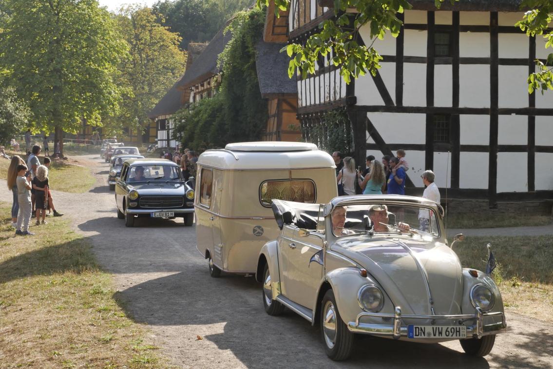 <p>„ZeitBlende 1975“ im LVR-Freichlichtmuseum Kommern: Beim Korso durch das Museumsgelände sind auch die Wohnwagen mit am Start.</p>