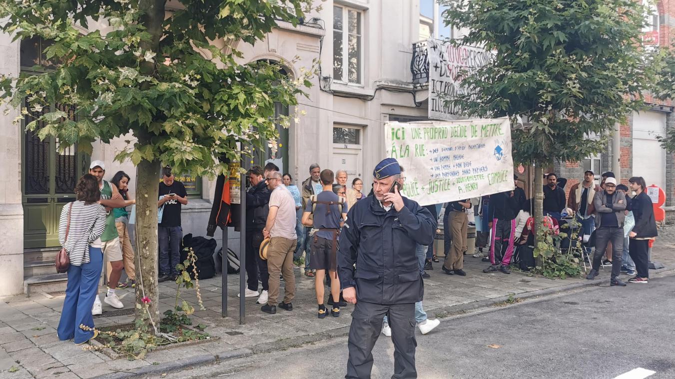 <p>Aktivisten stoppen Zwangsräumung durch friedliche Aktion.</p>