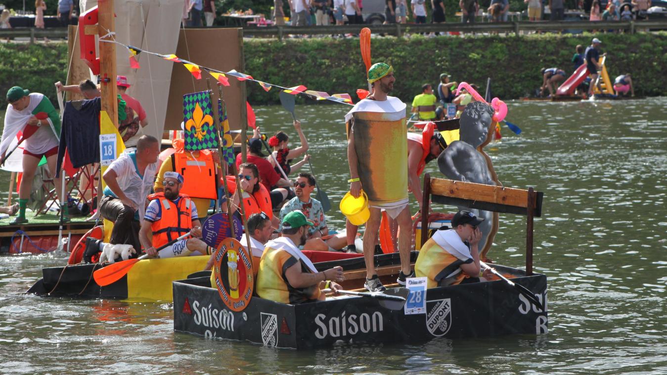 <p>Bei der Badewannenregatta in Dinant paddeln die Teilnehmer einen Kilometer über die Maas – in diesem Jahr im Videospiel-Look.</p>