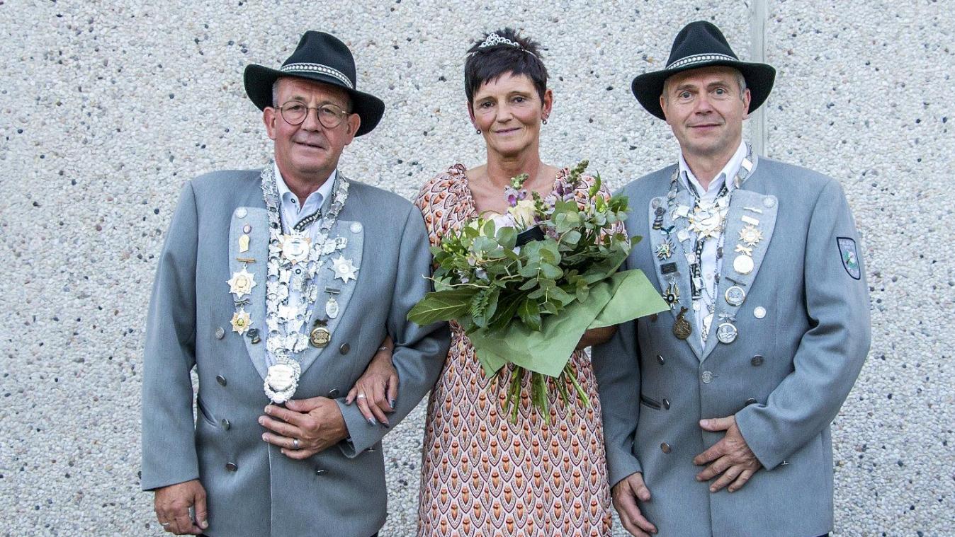 <p>Von links: Schützenkönig Bernard De La Haye, seine Gattin Sandra und Vize-Präsident Patrick Herzet.</p>