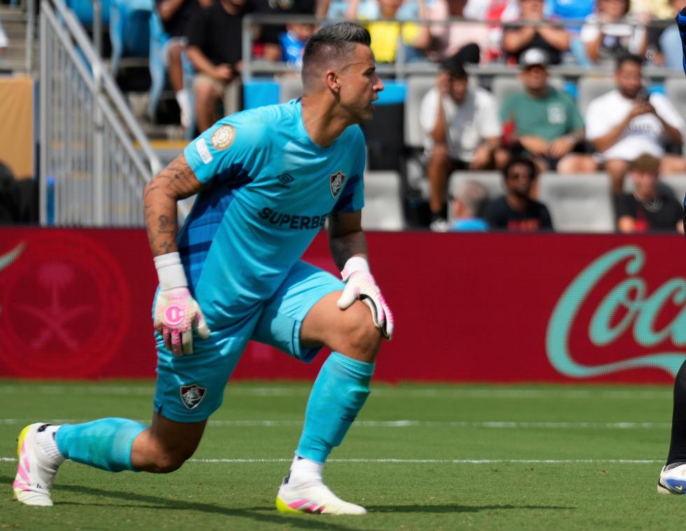 <p>Der brasilianische Torhüter Fabio ist nach Angaben seines Clubs Fluminense zum Rekord-Spieler im Weltfußball aufgestiegen.</p>