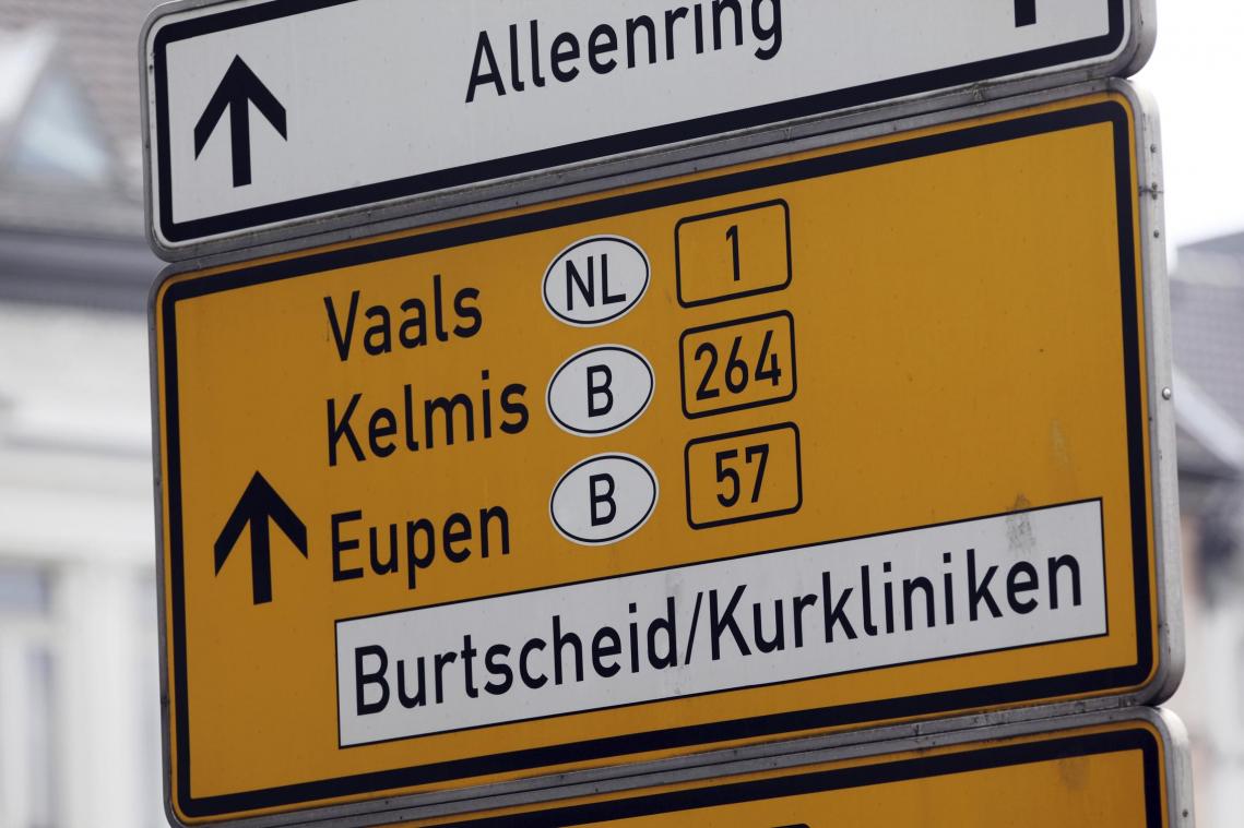 <p>Ein Verkehrsschild in Aachen weist den Weg in die benachbarten Grenzstädte im Dreiländereck.</p>