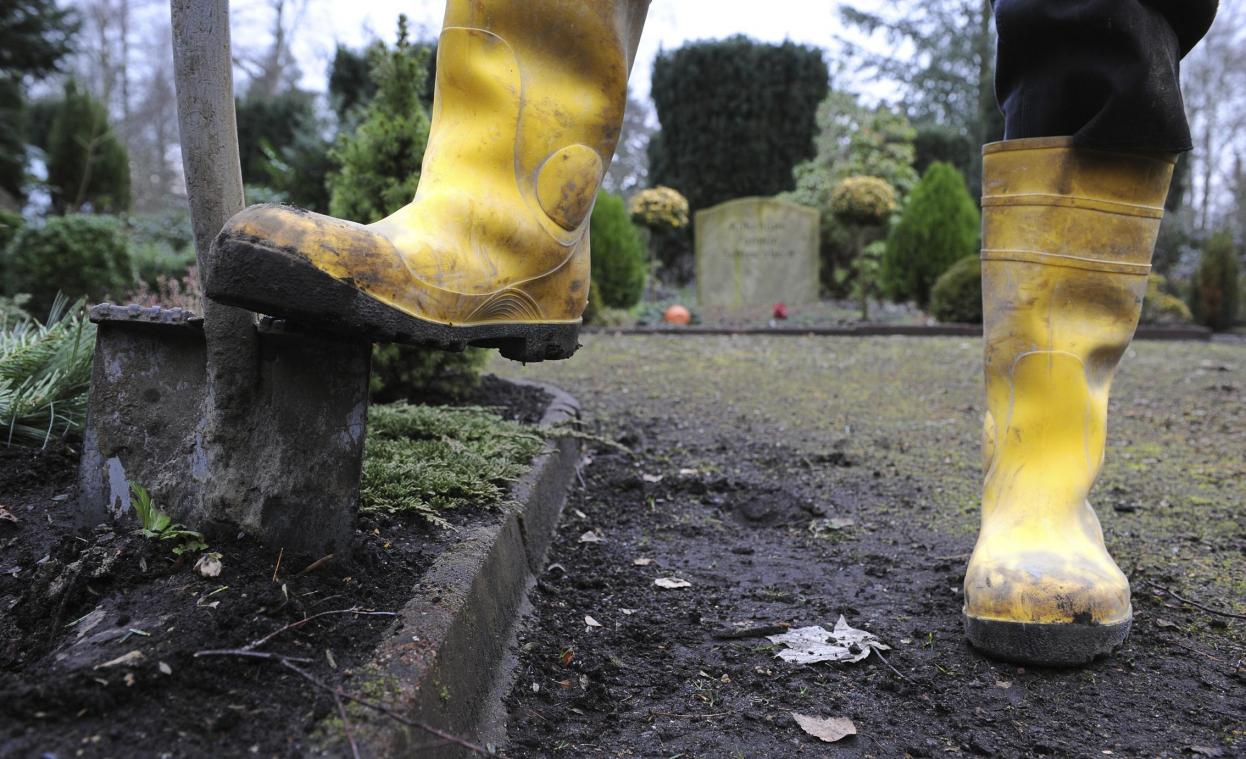 <p>Ein Spaten steckt in einem Grab auf einem Friedhof: Für 611.000 Euro werden in Verviers nun 74 neue Grabstellen geschaffen.</p>