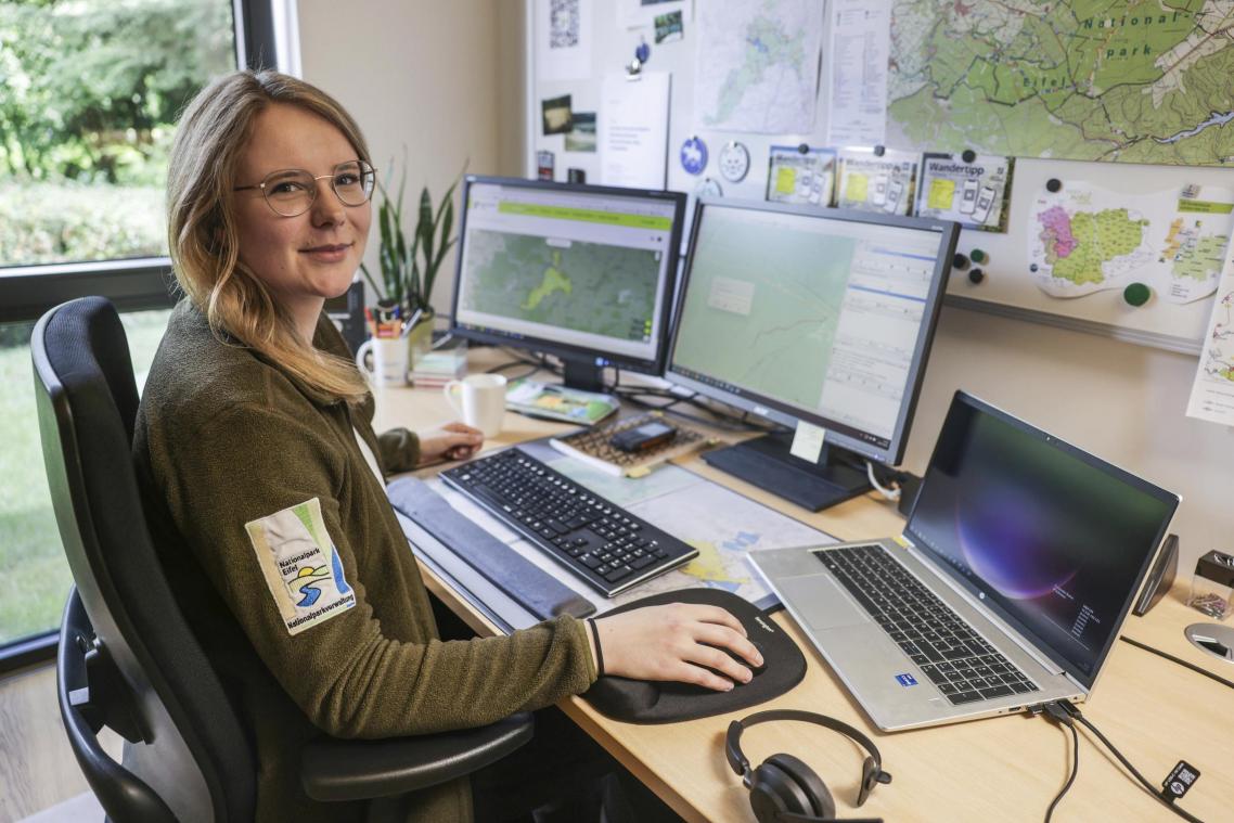 <p>Jasmin Daus, Digitale Rangerin im Nationalpark Eifel, sitzt vor ihrem Computer. Daus passt auf die Einhaltung des Wegegebots unter anderem bei Google Maps und Komoot auf.</p>