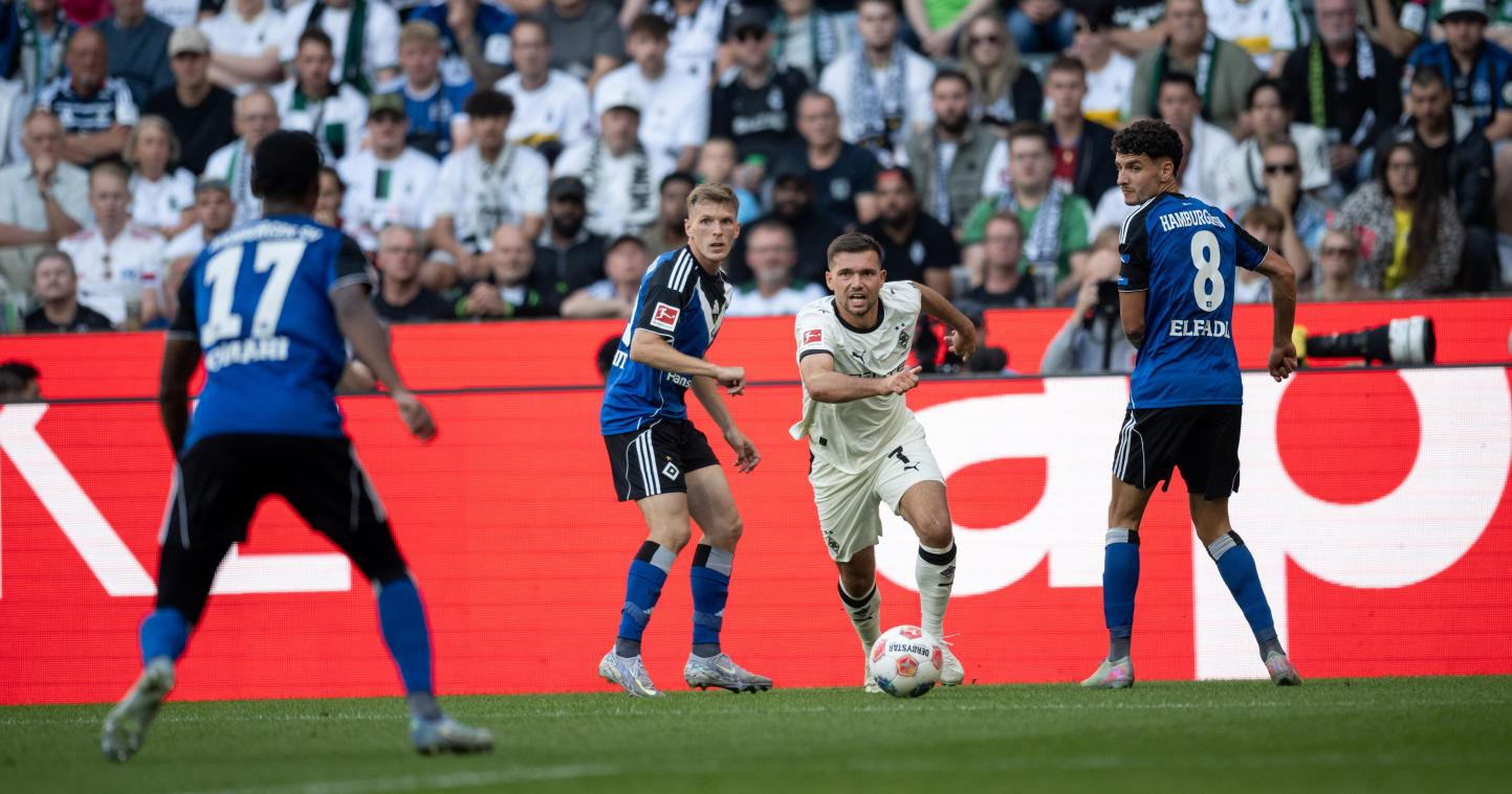 <p>Gladbachs Kevin Stöger (Mitte) in Aktion am Ball</p>